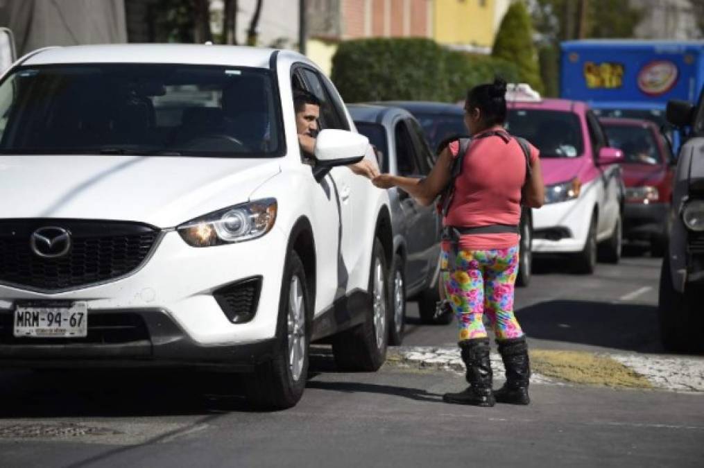 Más de 4,000 centroamericanos de la caravana migrante, en su mayoría hondureños, recuperan fuerzas este lunes en un albergue de Ciudad de México, donde tratarán de obtener permisos para transitar libremente por el país en su ruta hacia Estados Unidos.