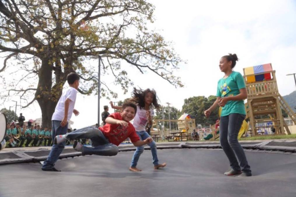 Niños se divierten en los juegos que se han instalado en el parque.