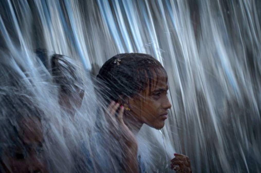 Una muchacha se refresca en un parque público de Rio de Janeiro (Brasil).