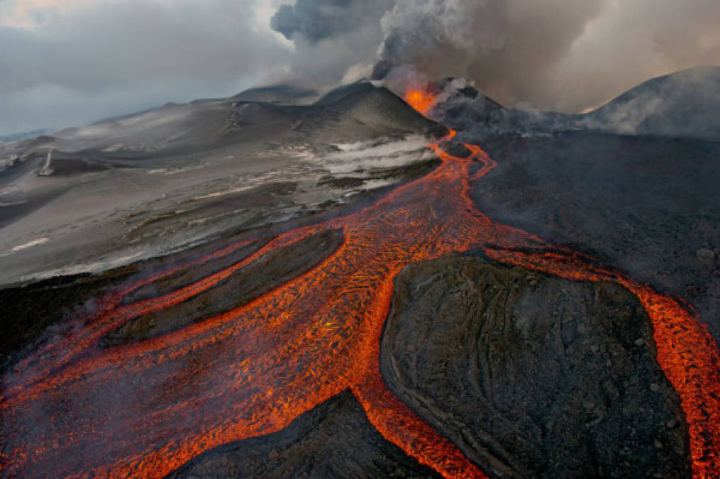 EL CALDERO. La erupción del volcán Plosky Tolbachik, en la meseta de Tolbachik Kamchatka en Rusia central. SERGEY GORSHKOV (RUSIA) (WILDLIFE PHOTOGRAPHER OF THE YEAR 2013)