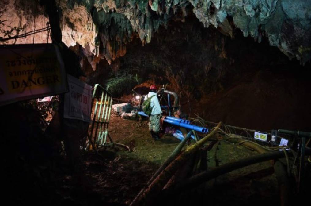 Se han repartido botellas de oxígeno a lo largo de la cueva para intentar aprovisionar a los niños y sus acompañantes.