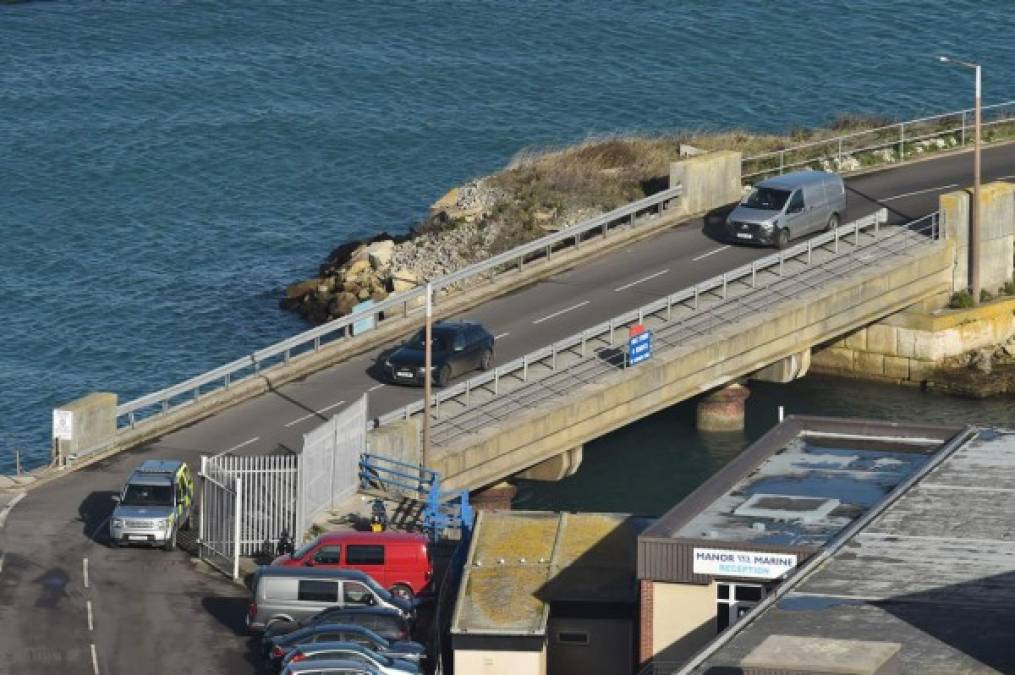Momento en el que la camioneta gris salía del puerto de Weymouth, en el suroeste de Inglaterra. Foto AFP