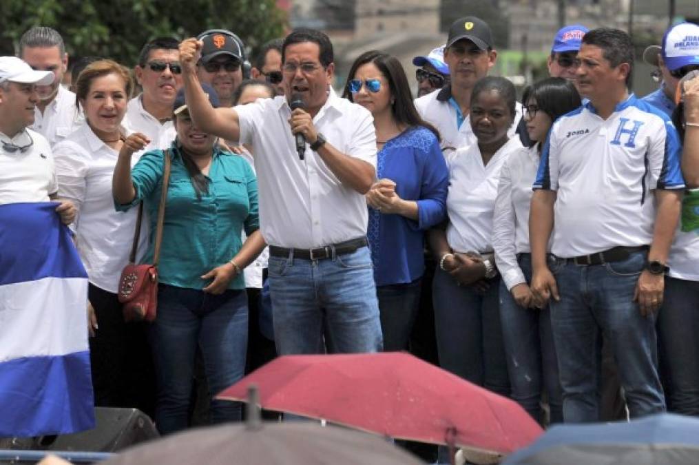 Entre los manifestantes, que portaban banderas del país en azul y blanco, y coreaban consignas a favor de la paz y 'Viva JOH' (Juan Orlando Hernández).