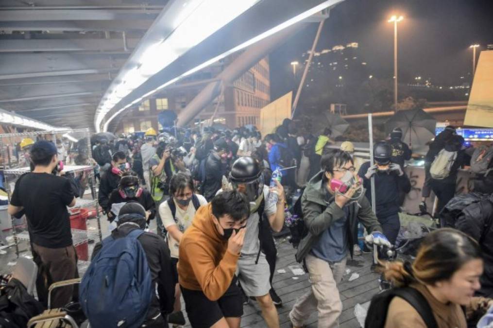 Por su parte, los manifestantes, que para no ser identificados o para protegerse de los gases suelen portar máscaras o caretas, obtuvieron este lunes un éxito simbólico.