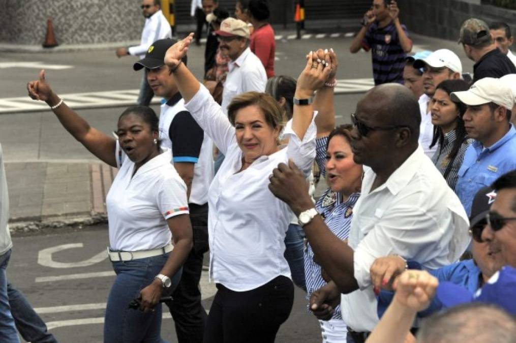 A la multitudinaria marcha en Tegucigalpa acudieron diputados y líderes del Partido Nacional.