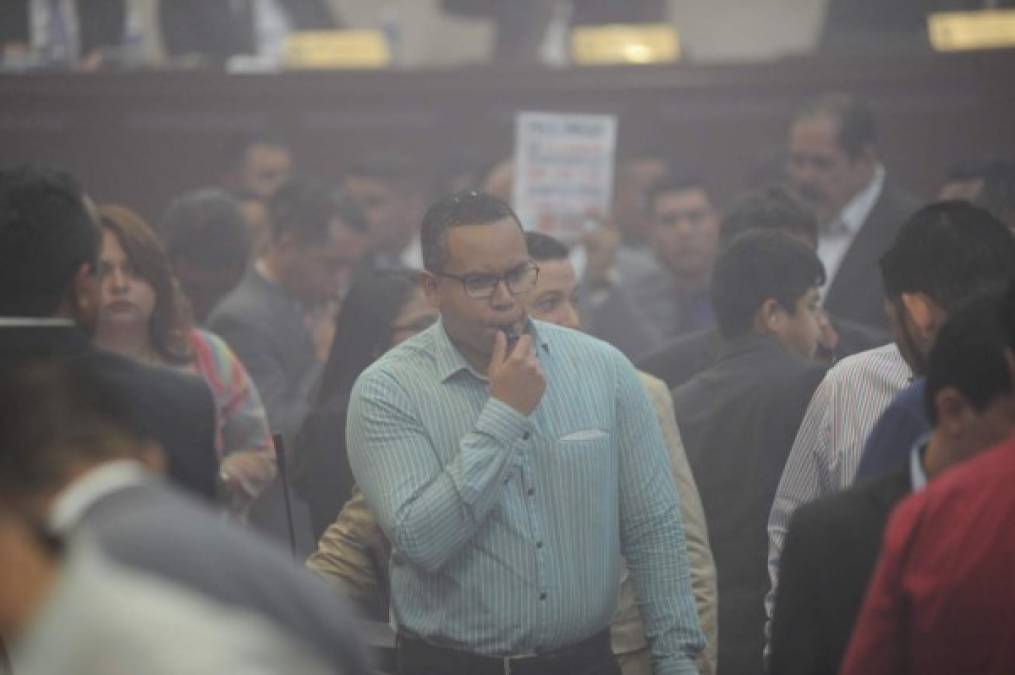 Esta vez los diputados rebeldes sumaron al espectáculo el lanzamiento de bengalas con el riesgo de provocar quemaduras a sus compañeros.