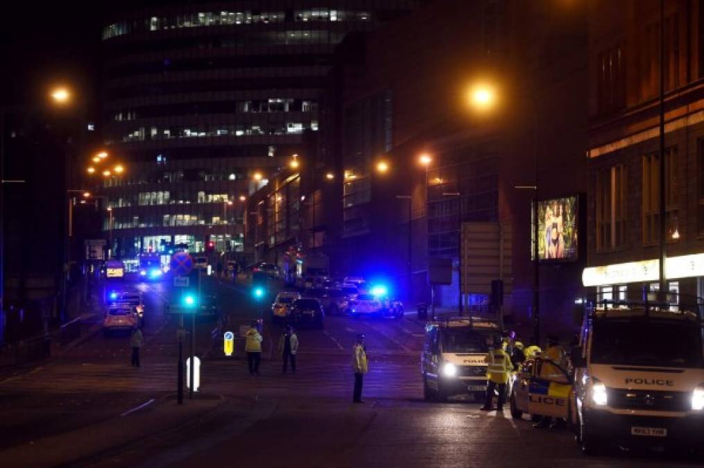 Miembros de la Policía de Manchester acordonaron el área y no permitieron que ningún civil de acercara. Foto:AFP.