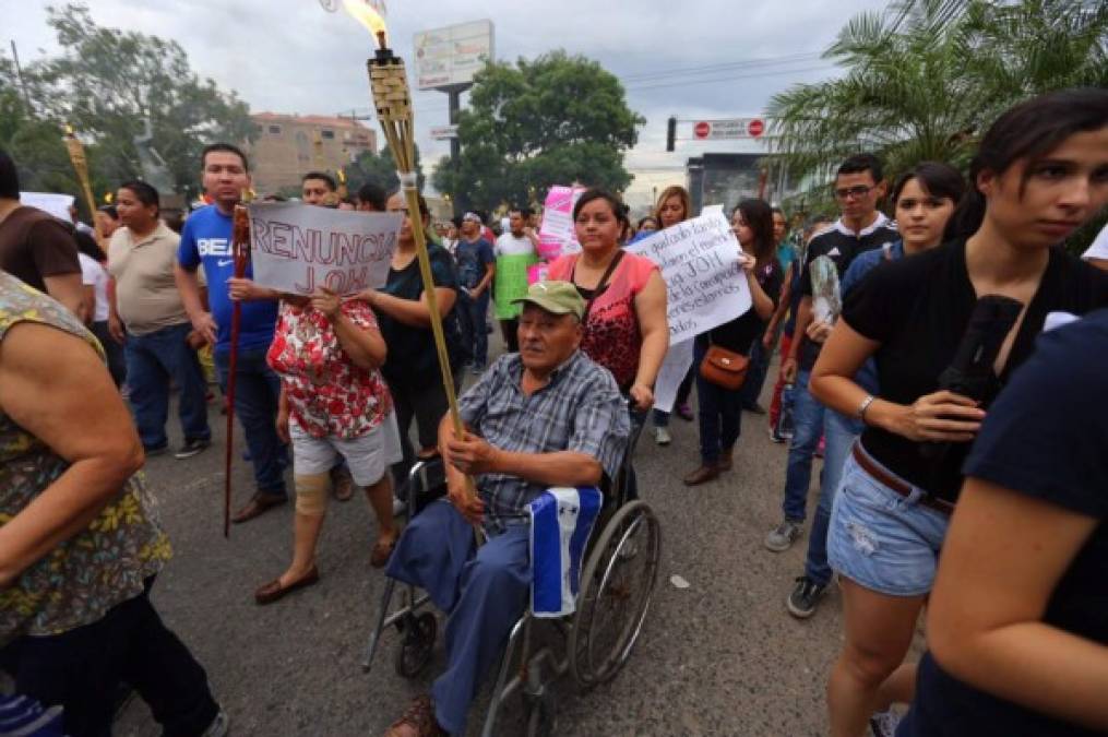 Las pancartas evidencian el malestar de la ciudadanía contra el gobierno.