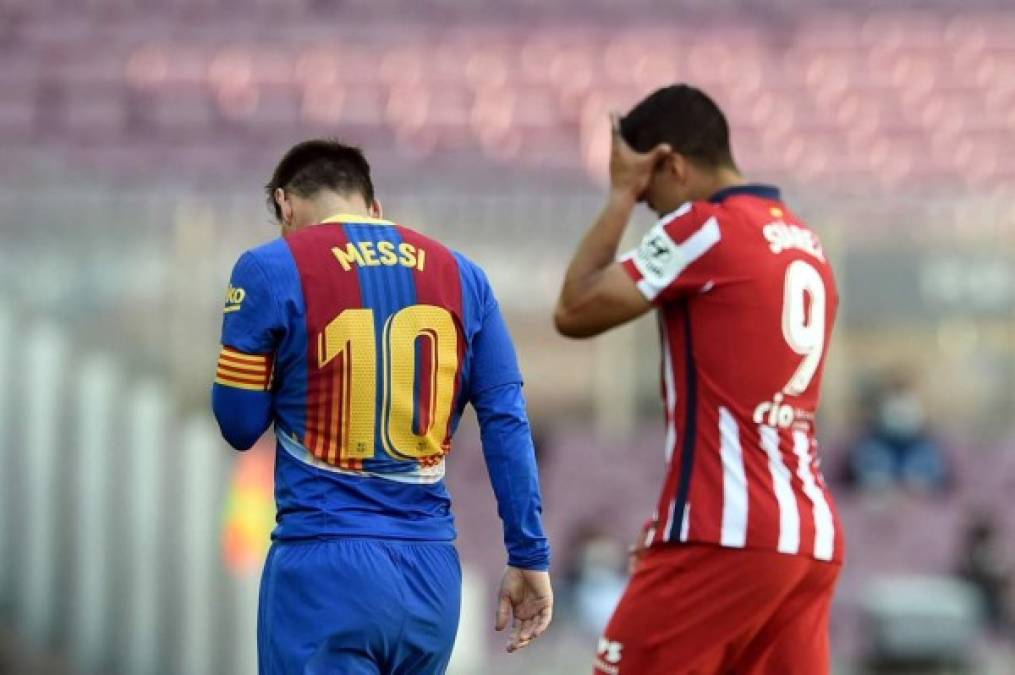 Messi y Suárez se fueron charlando al túnel de vestuarios tras el final del primer tiempo.