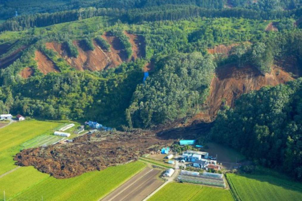 En tanto, los equipos de rescate trabajan contrarreloj para encontrar supervivientes entre los escombros de las casas destrozadas por el fuerte sismo en Atsuma.