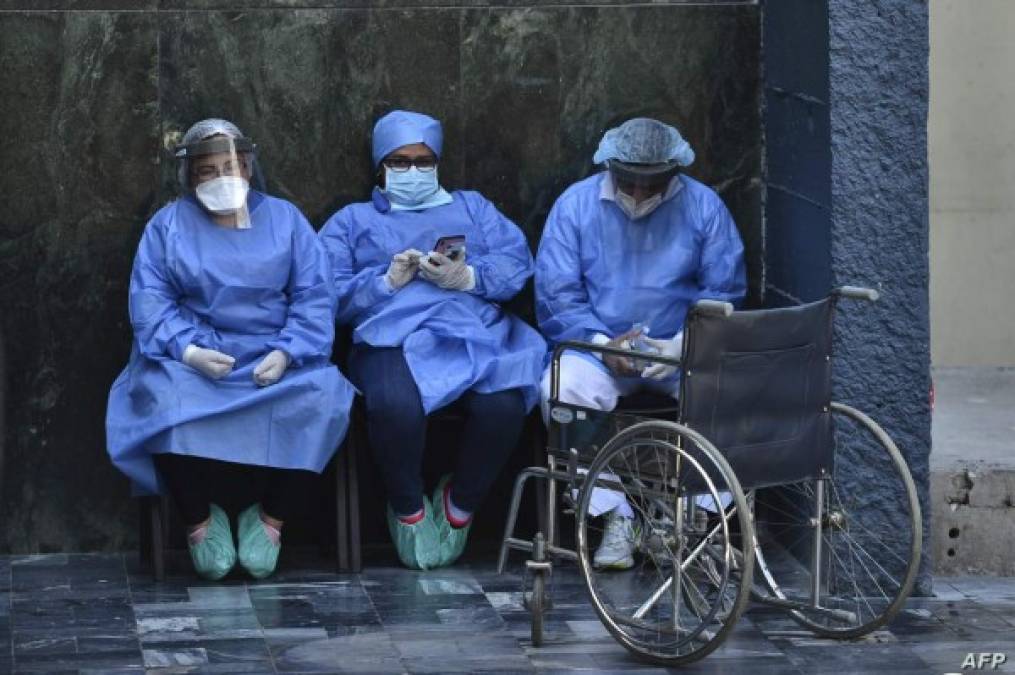 'Ahora hablamos de que habrá una situación catastrófica de la salud pública porque no se están tomando todas las medidas de protección', expresó Medina, exdecano de la Facultad de Ciencias Médicas de la Unah, quien además trabaja en otros programas con la Organización Mundial de la Salud (OMS).<br/><br/>En opinión de Medina, ha sido un error autorizar la salida libre de todas las personas en plena pandemia de covid-19, luego de las inundaciones causadas por la depresión tropical Eta.<br/>