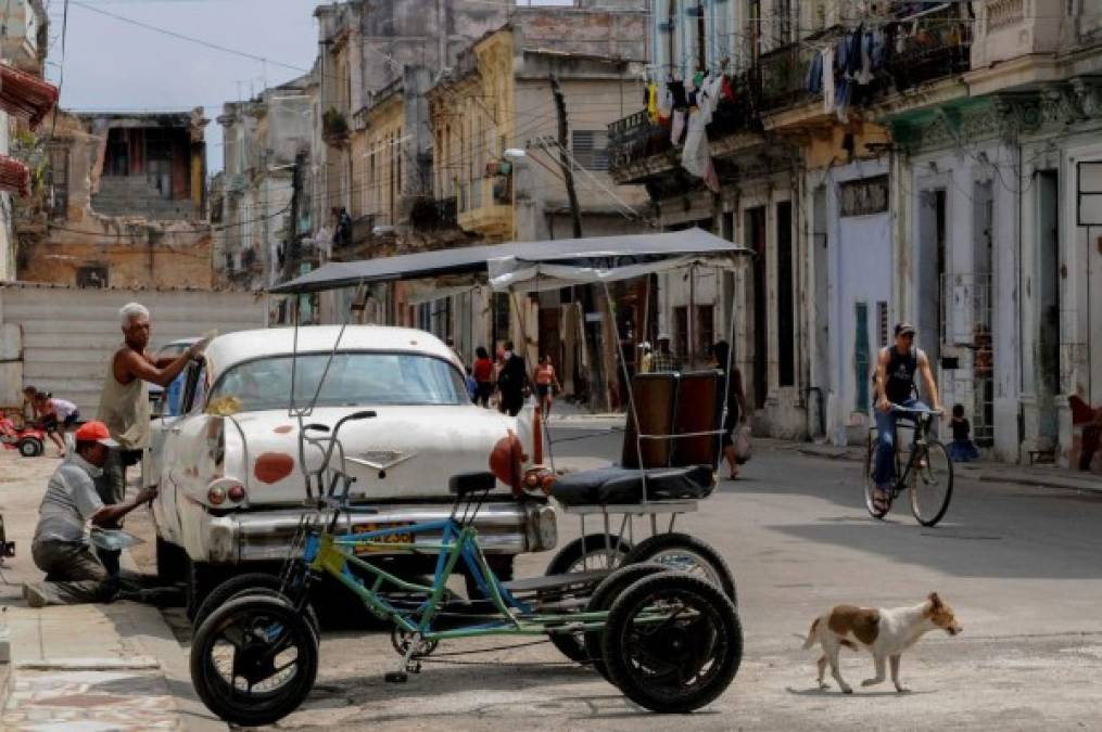 El gobierno autorizó en 2011 la compraventa de viviendas y vehículos entre cubanos, pero lo restringe a una residencia. Los vehículos son vendidos a precios astronómicos.