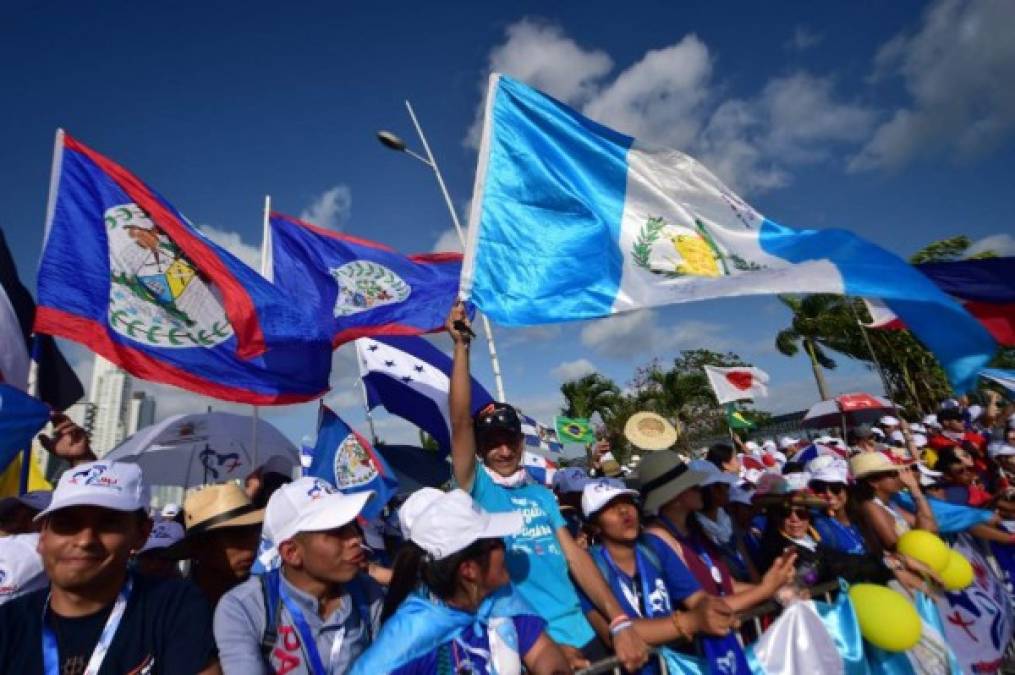 Agrupaciones musicales animaban en la gran tarima levantada en la Cinta Costera para esta ocasión, una estructura de 8 metros de alto y cuatro pisos que pueden alberga a unas 2,400 personas.