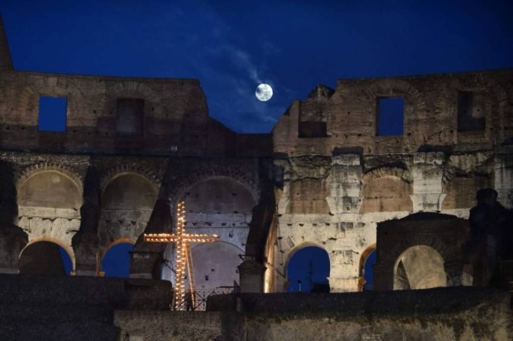 El eclipse más corto del siglo fue muy inusual ya que la Luna apenas rozó la umbra, la sombra interior de la Tierra, brevemente. Así lo vieron desde el Coliseo Romano en Italia.