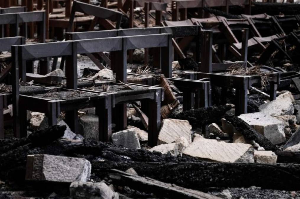 Los escombros en el interior de la catedral aún no han sido removidos.