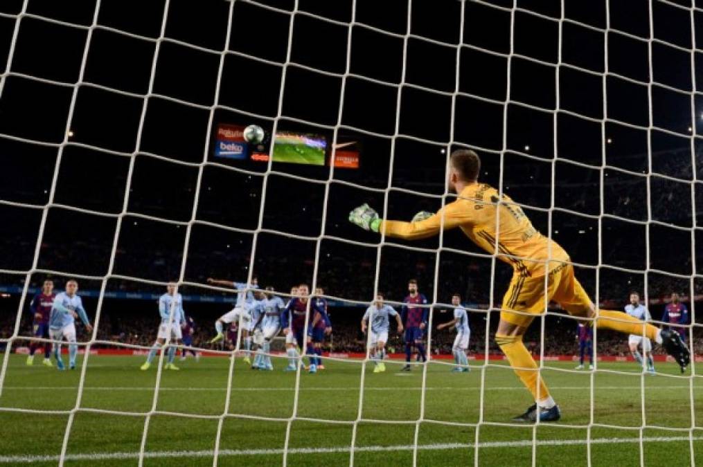 El portero y defensa del Celta de Vigo no pudo evitar que Messi sacara su magia. Así entró la pelota en el primer gol de tiro libre que cobró el argentino.