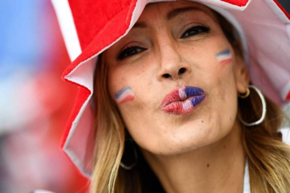 A France's fan poses outside the stadium before the Russia 2018 World Cup Group C football match between France and Peru at the Ekaterinburg Arena in Ekaterinburg on June 21, 2018. / AFP PHOTO / FRANCK FIFE / RESTRICTED TO EDITORIAL USE - NO MOBILE PUSH ALERTS/DOWNLOADS