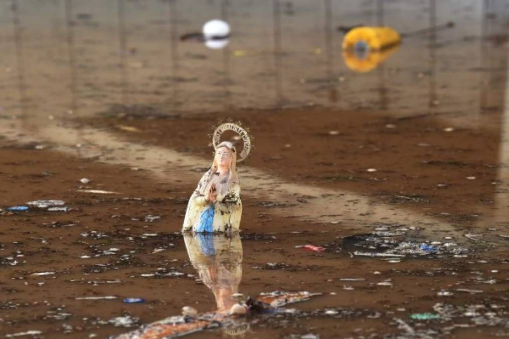 Diecisiete personas murieron y cuatro estaban desaparecidas el domingo debido a inundaciones provocadas por violentas tormentas durante la noche en el sureste de Francia.
