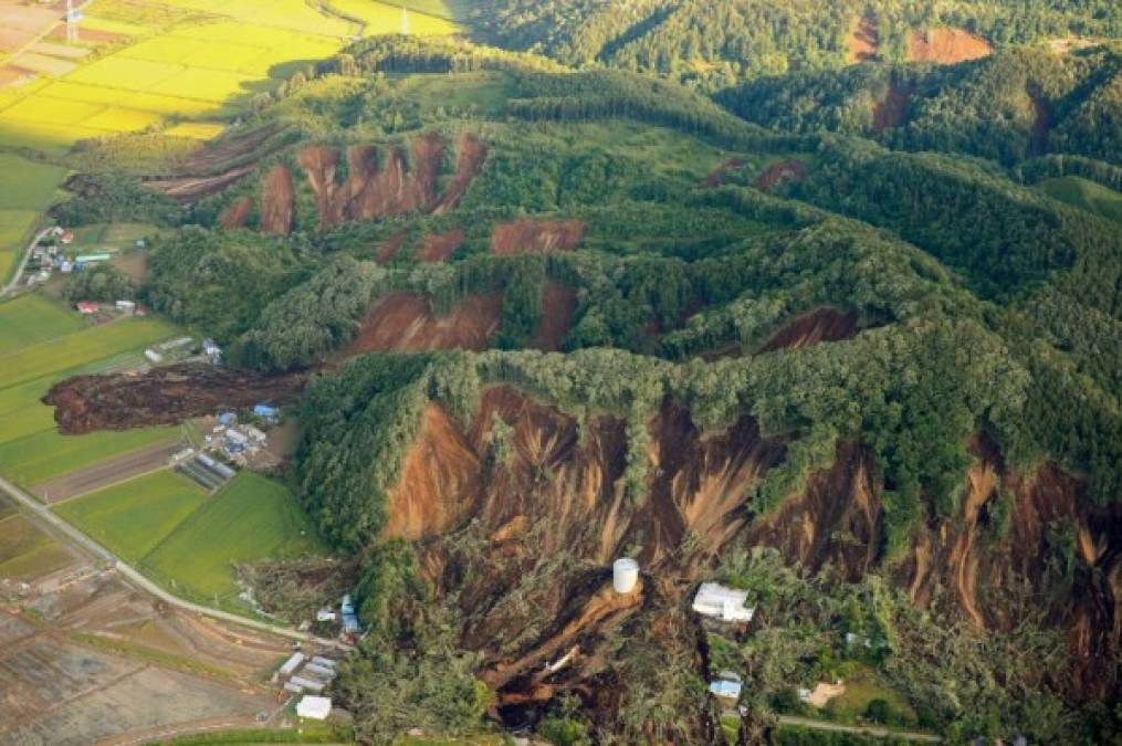 La agencia meteorológica nipona advirtió del riesgo de derrumbes y desprendimientos de tierra, y de la posibilidad de que haya una réplica del seísmo de intensidad similar en la próxima semana, con más probabilidad en los dos o tres días posteriores.