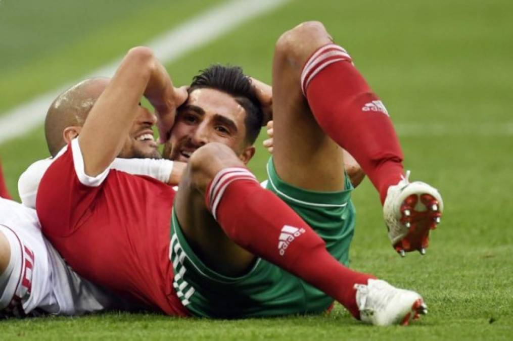 Cariñitos en la cancha entre el marroquí Karim El Ahmadi(derecha) y el iraní Alireza Jahanbakhsh (izquierda). Foto AFP