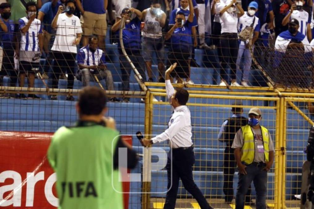 El presentador hondureño Salvador Nasralla estuvo en la cobertura del partido para Televicentro y se robó el show con los aficionados.