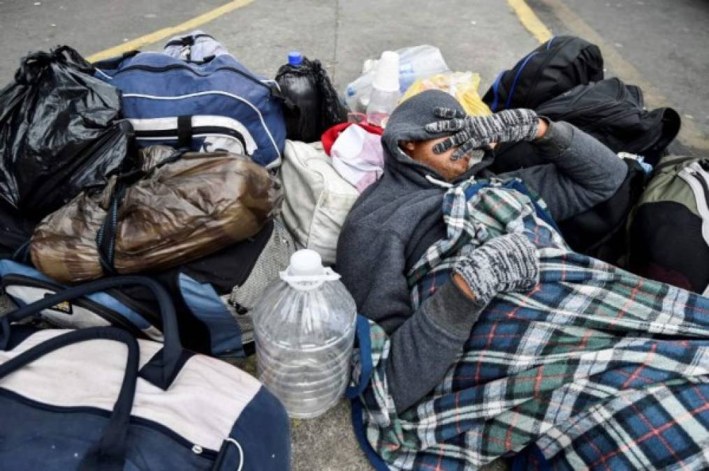 En tanto, cientos de venezolanos continúan acampando en la frontera de Ecuador a la espera de la apertura de la ruta humanitaria.