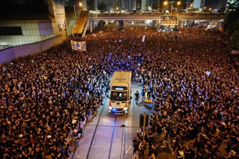 Las masivas protestas forzaron a la jefa de gobierno pro-Pekín, Carrie Lam, a pedir 'disculpas' por haber provocado 'conflictos y disputas'.