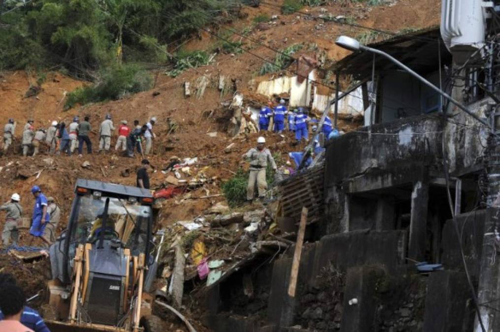 7 de abril 2010: Un deslizamiento de tierra en la favela de Morro do Bumba en Niteroi, en el área metropolitana de Rio de Janeiro, deja 48 muertos. <br/><br/>Las precarias viviendas habían sido construidas de forma anárquica y sin control en el terreno de un antiguo vertedero.