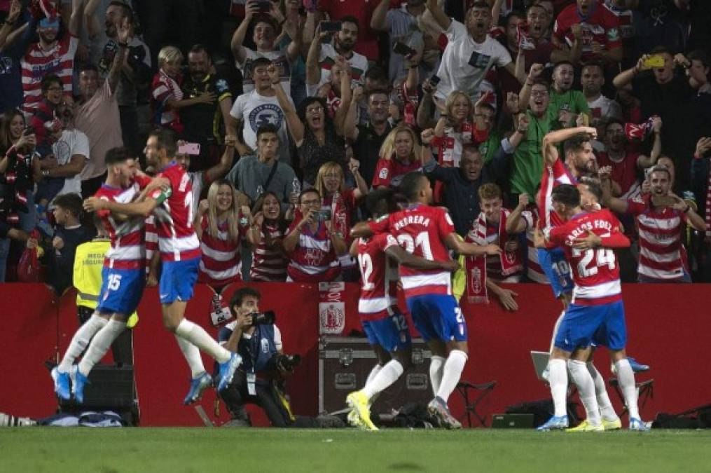 El festejo de los jugadores del Granada tras el segundo gol contra el Barcelona.