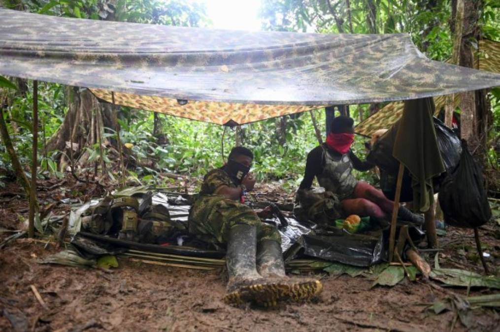 Cuando puede, el ELN levanta carpas y se aprovisiona directamente en los caseríos. Las comunidades ribereñas se acostumbraron a su presencia. Son ellos los que imponen las reglas de convivencia y los castigos por incumplirlas.