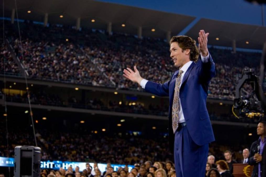 Joel Osteen, pastor de la Iglesia de Lakewood, en Houston Texas, basa sus predicaciones en el evangelio de prosperidad. Es uno de los evangelistas más reconocidos de los Estados Unidos.