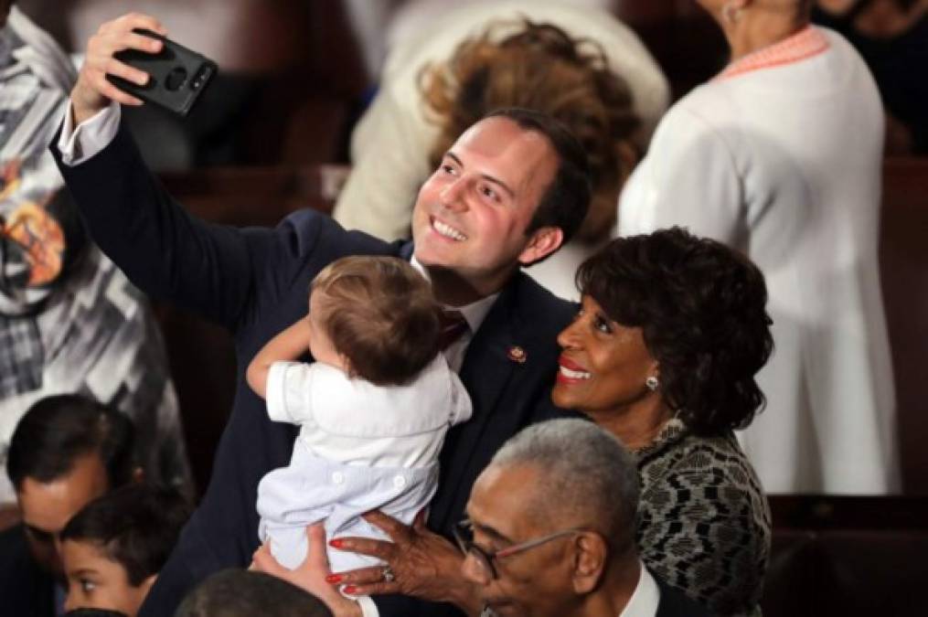 Las selfies no faltaron en la investidura de este jueves. En la imagen, el senador Lance Gooden posa junto a la congresista Maxine Waters.