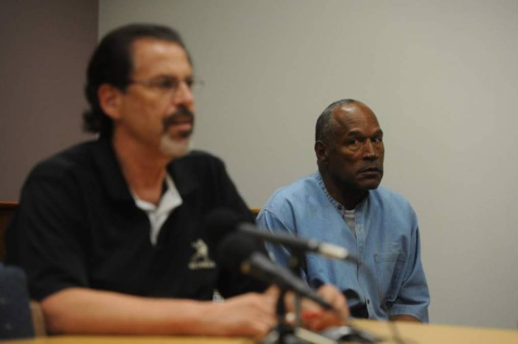 O.J. Simpson (R) listens as Bruce Forming testifies during his parole hearing at the Lovelock Correctional Center in Lovelock, Nevada on July 20, 2017.<br/>Disgraced former American football star O.J. Simpson was granted his release from prison after serving nearly nine years behind bars for armed robbery. A four-member parole board in the western US state of Nevada voted unanimously to free the 70-year-old Simpson after a public hearing broadcast live by US television networks. / AFP PHOTO / POOL / Jason Bean / RESTRICTED TO EDITORIAL USE - MANDATORY CREDIT 'AFP PHOTO /POOL/Reno Gazette-Journal/ Jason Bean' - NO MARKETING NO ADVERTISING CAMPAIGNS - DISTRIBUTED AS A SERVICE TO CLIENTS<br/><br/>