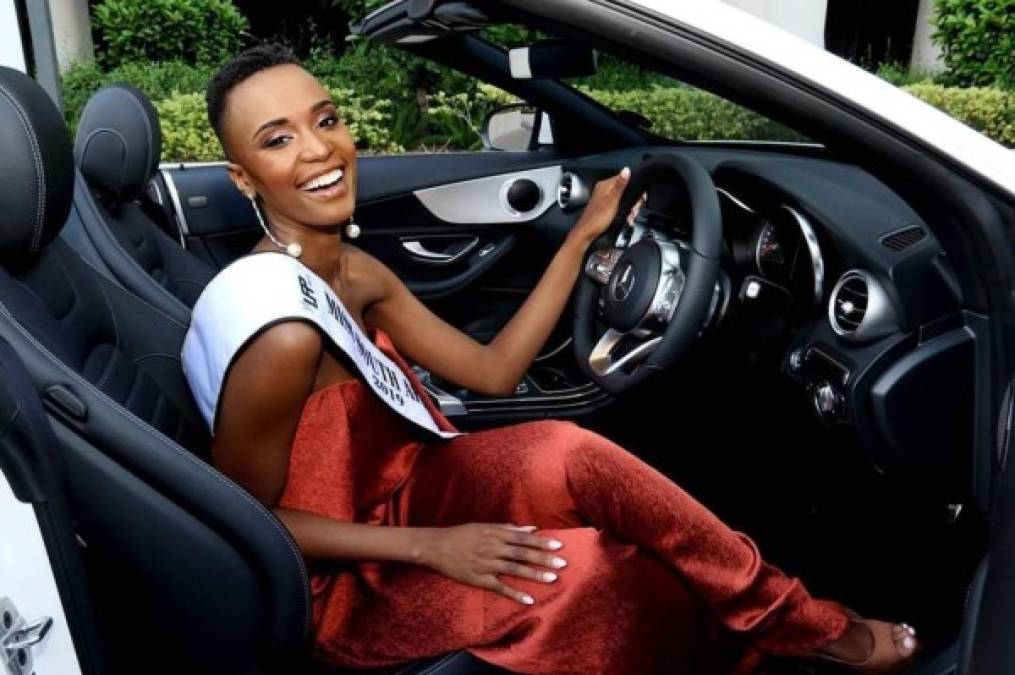 4. Ella no tiene una licencia de conducir. 'Es un poco decepcionante que no pueda conducir su nuevo Mercedes-Benz hasta que obtenga una licencia de conducir', aseguró Tunzi. El Mercedes-Benz es un regalo por ganar Miss Sudáfrica 2019.
