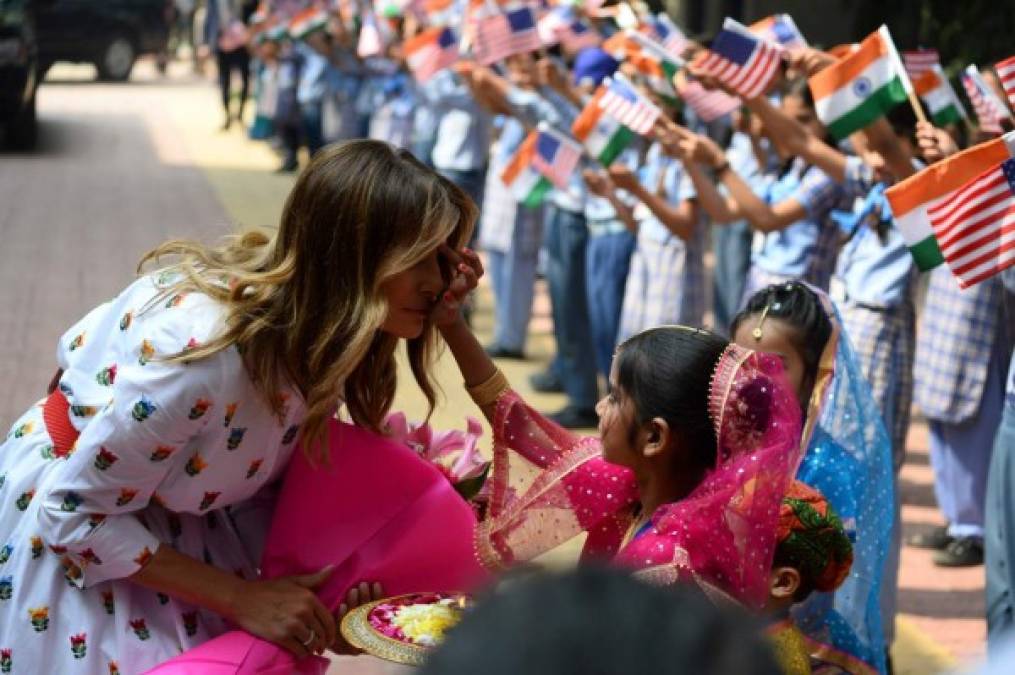 Melania recibió un tradicional 'tilak' rojo en su frente en una visita a la escuela de la felicidad en Nuevo Delhi.