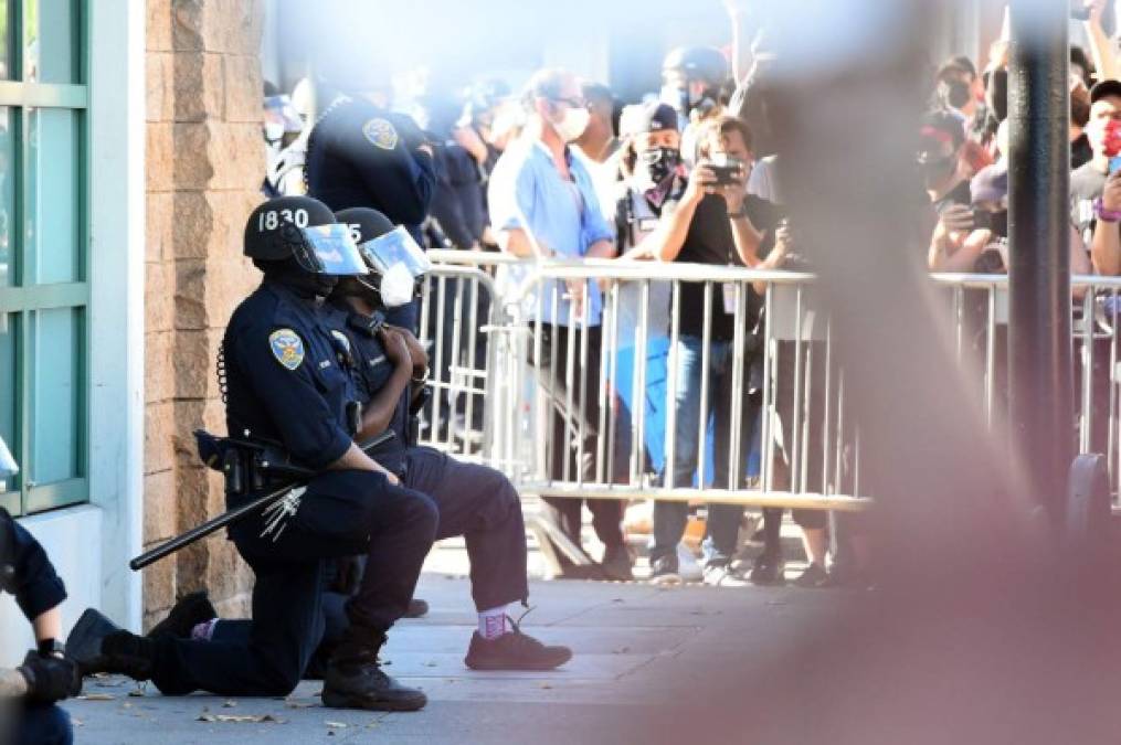 En Nueva York, también se han vivido momentos de conexión entre los agentes de policía y los manifestantes, aunque algunos los han considerado 'insuficientes'.