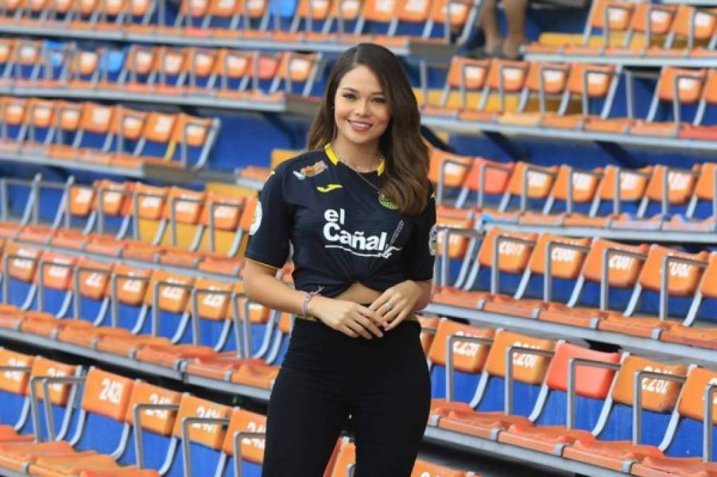 Sirey Morán, ex Miss Honduras, llegó al Nacional para ver a su amado Real España.