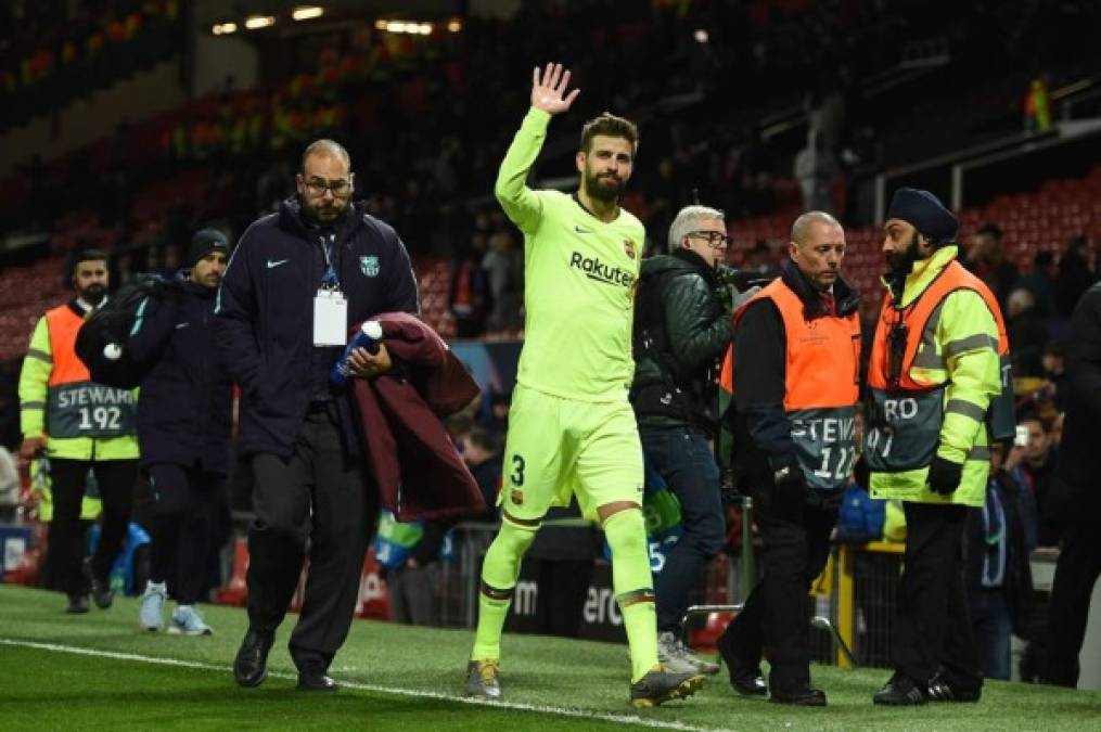 Gerard Piqué, ex jugador del Manchester United, saluda a los aficionados del equipo inglés en Old Trafford.