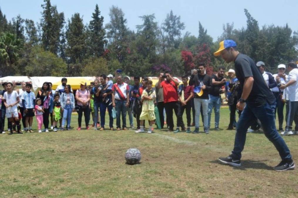 La escuela de Salvador Cabañas es una clínica para niños y niñas amantes del futbol. El ex jugador los ayudará a conseguir sus sueños de ser profesionales y les dará consejos de sus experiencias como futbolista.