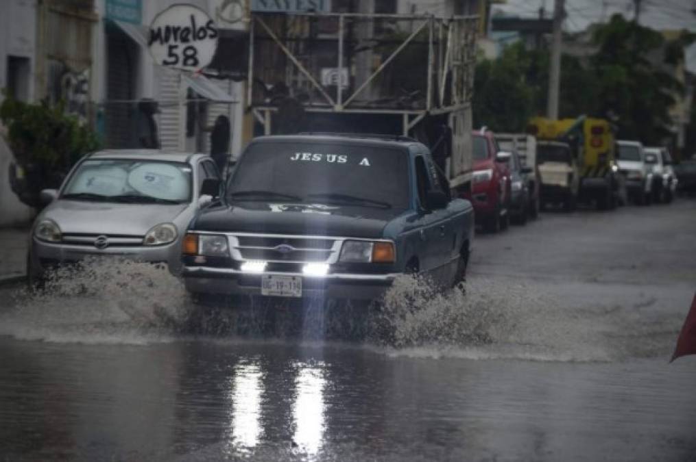 Los estados de Nayarit, Sinaloa y Mazatlán han sido declarados en alerta roja por la inminente llegada del ciclón de categoría 3 que ya deja intensas lluvias en las costas del pacífico mexicano.