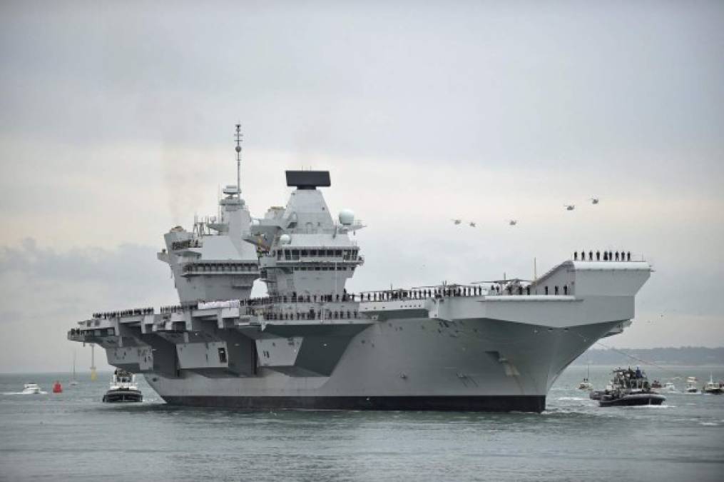 LONDRES. Se refuerza el poderío naval británico. El portaaviones HMS “Queen Elizabeth”, el buque de guerra más grande construido por la Royal Navy, llega al puerto de Portsmouth.