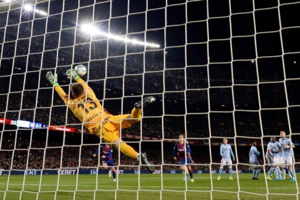 El segundo tiempo empezó nuevamente con Messi como protagonista. A los 47 minutos ejecutó otra falta desde la frontal del área e hizo que el balón sobrevuele la barrera y entre por la escuadra. El argentino firmó así su hat-trick a balón parado y dio más tranquilidad al conjunto blaugrana.