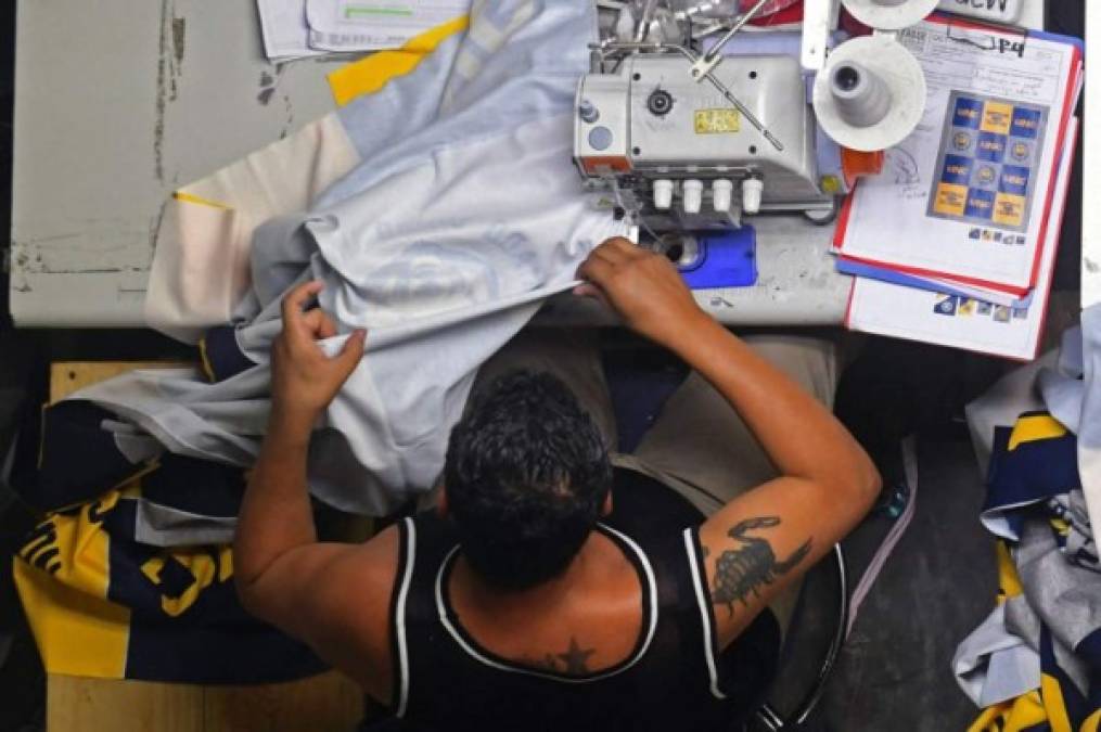 Otro que aprovecha la oportunidad de estudiar es Manuel Oswaldo Henríquez, de 32 años, quien cursa estudios de ingeniería mecánica y asegura que recibe 'buenas calificaciones' de sus profesores.<br/><br/>Henríquez se tatuó en su cuerpo a los 14 años los números de la pandilla Barrio 18, pero abandonó esa agrupación después de haber estado encarcelado y sufrir la persecución de pandillas rivales.