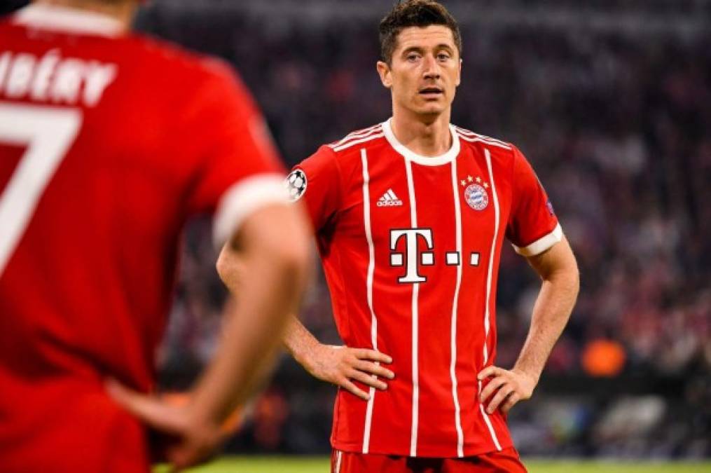 Robert Lewandowski se reúne con su agente para salir del Bayern Múnich. El diario The Sun ofrece esta jueves imágenes en las que se ve al polaco con su representante en restaurante de Munich. Al atacante le quedan aún tres años de contrato, pero ya ha dejado caer en más de una ocasión que no vería con malos ojos la salida del club bávaro. Real Madrid y Chelsea estarían colocados en la pole para contratar al jugador. Foto AFP