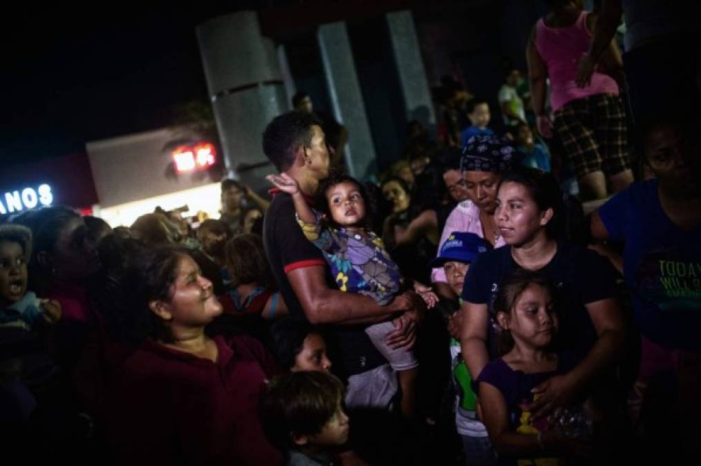 Padres de familia salieron con sus hijos desde San Pedro Sula. El objetivo es común entre todos los migrantes: llegar a la frontera con Estados Unidos, unos pedirán asilo y otros intentarán entrar al país de forma ilegal.