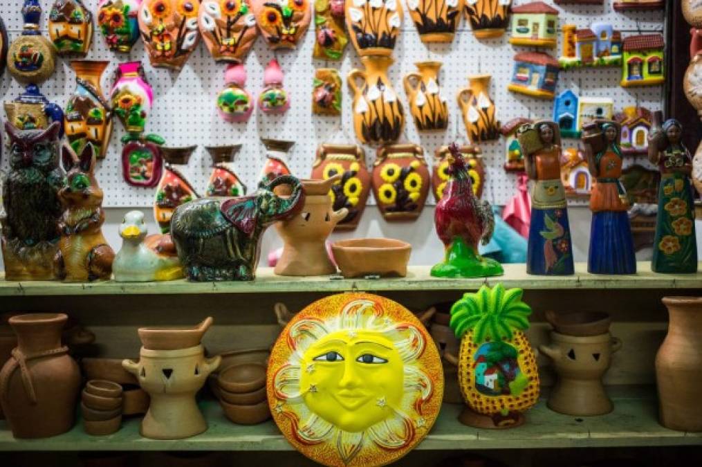 Bellas artesanías para decorar los hogares se pueden adquirir en los diversos puestos que hay en Guamilito.