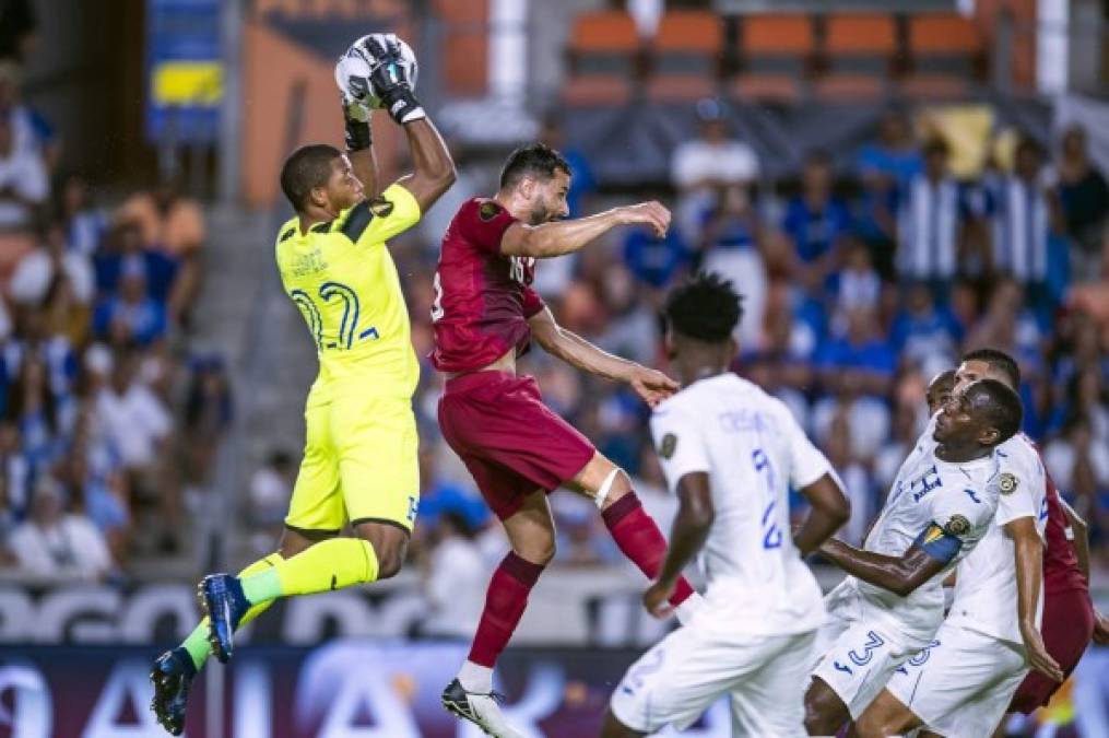 'Buba' López se queda con el balón ante la marca de Boualem Khoukhi de Qatar.