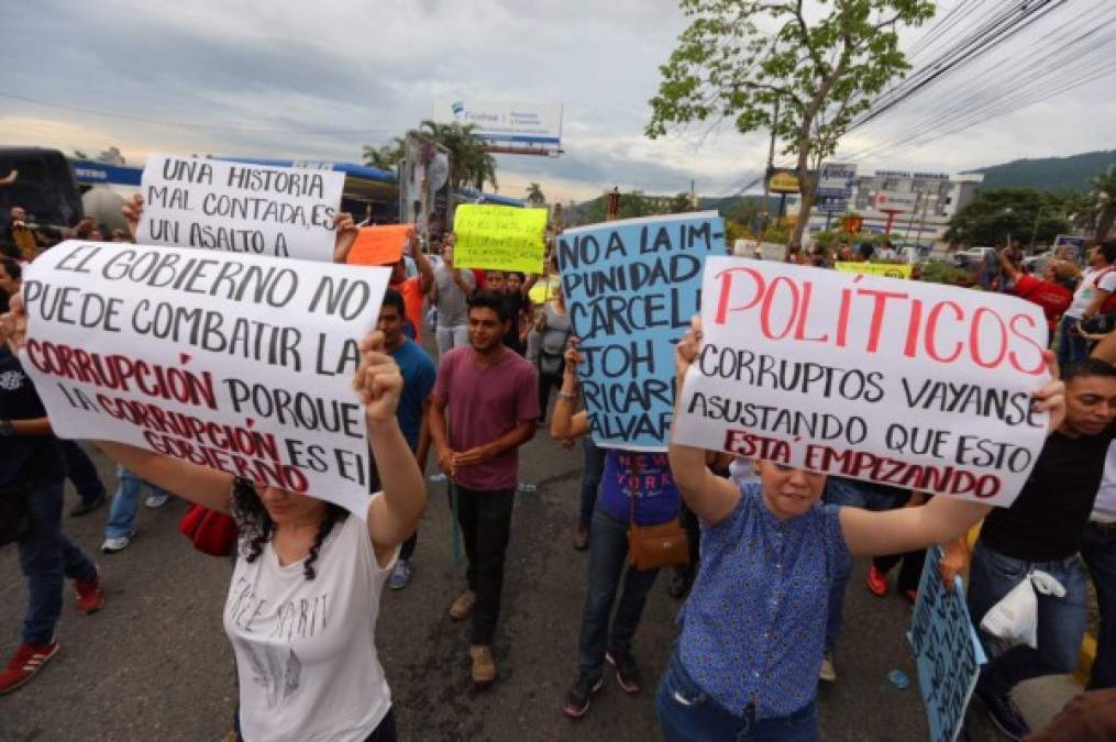 Las pancartas reflejan el malestar que tienen los hondureños con el gobierno.