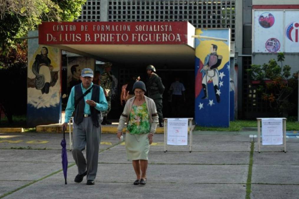 La gente se va después de emitir su voto en un colegio electoral en San Cristóbal, Venezuela. AFP