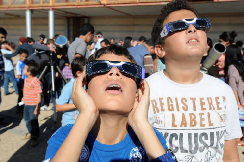 Niños de Túnez observan el eclipse solar.
